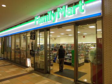 コンビニ　ファミリーマート アワーズイン阪急ツイン館店（コンビニ）まで275m