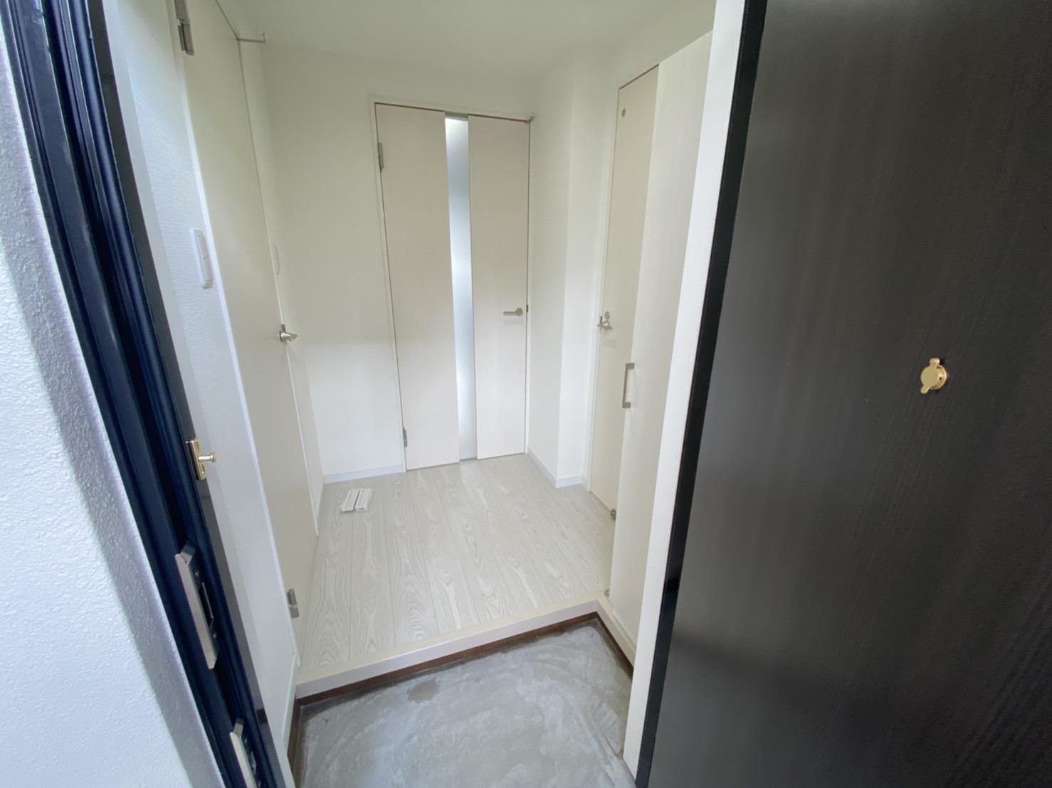 玄関　202号室の写真を使用しています。