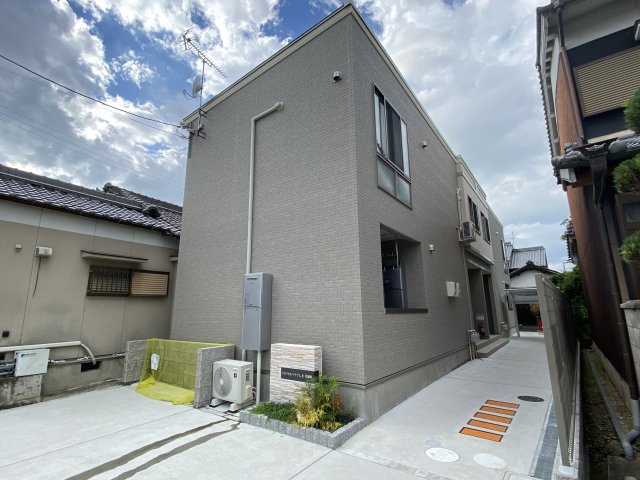 エントランス　落ち着いたエントランスです