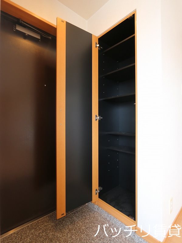 玄関　別号室タイプの為、現状を優先致します。