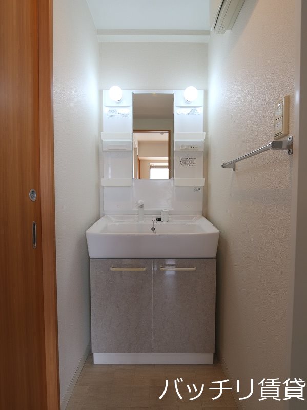 洗面設備　別号室タイプの為、現状を優先致します。