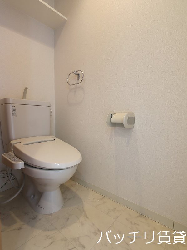 トイレ　別号室タイプの為、現状を優先致します。