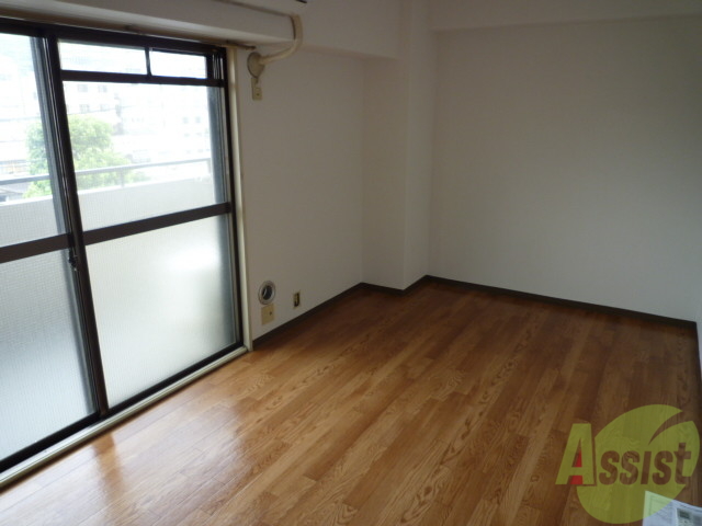 その他部屋・スペース　７．５帖のお部屋にはベットを置いても十分な広さが残りますよ