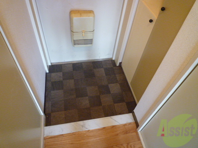 玄関　玄関開けたところからお洒落です。右の棚はシューズ用