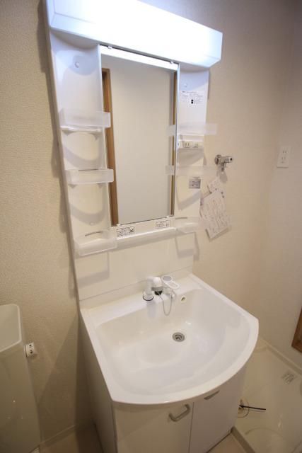 洗面設備　キレイな独立洗面台です