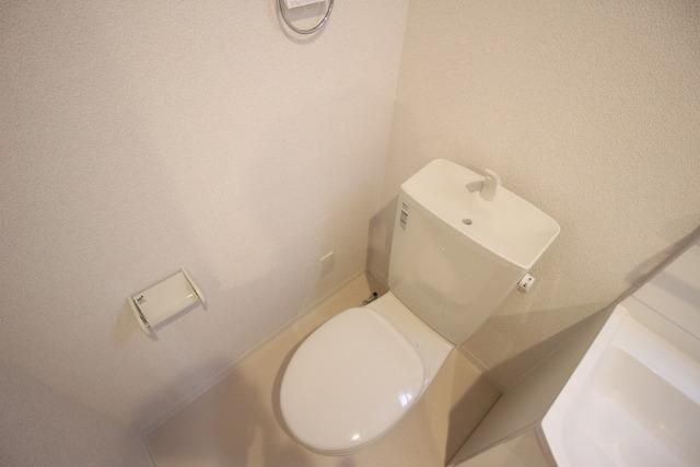 トイレ　洗面の横にトイレがございます