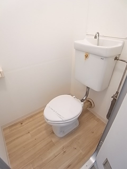 トイレ　落ち着いた色調のトイレです