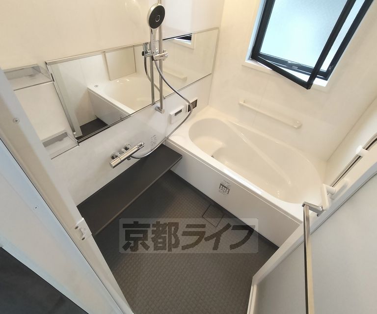 バス・シャワールーム　バスルームです