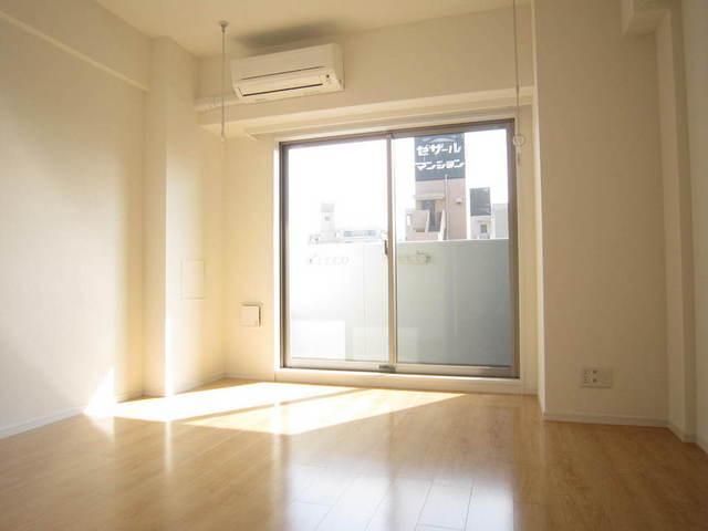 居室・リビング　明るいトーンのフローリング仕上げ