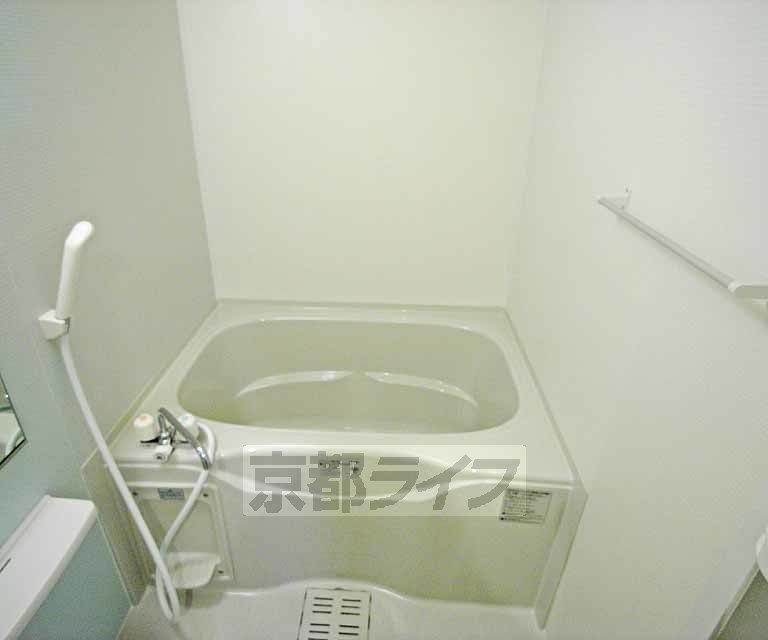 バス・シャワールーム　白色で清潔感バッチリです。