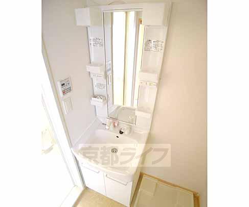 洗面設備　綺麗な洗面台です。