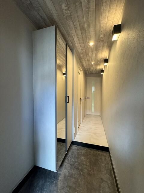 玄関　写真は同タイプ住居です。