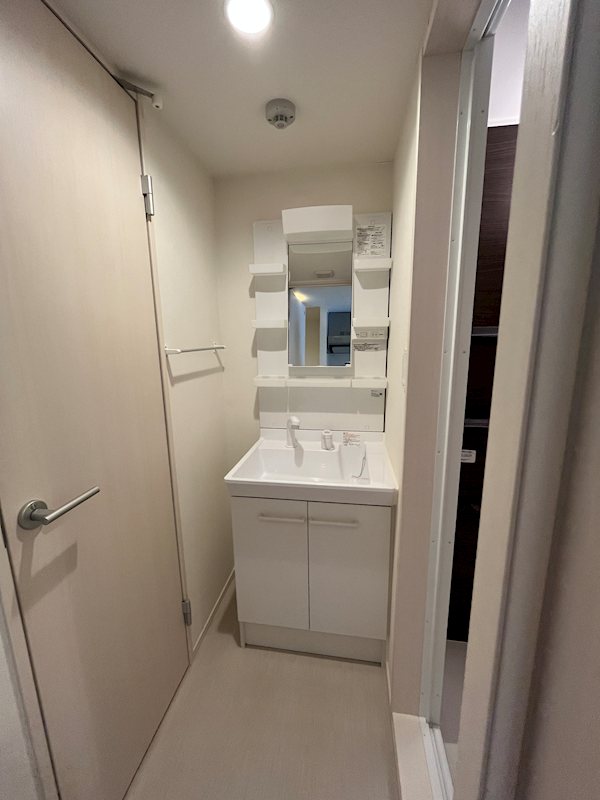 洗面設備　同建物別部屋の写真となります。