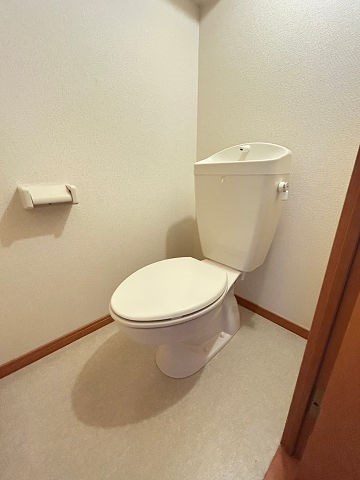 トイレ　落ち着いた色調のトイレです