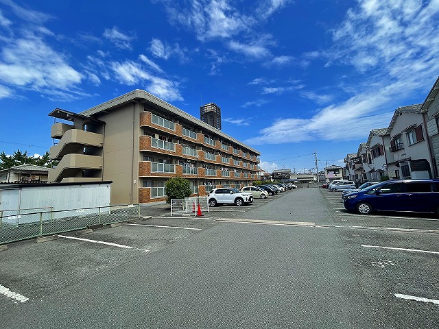 駐車場　駐車場があるので、車を買う予定の方も安心です