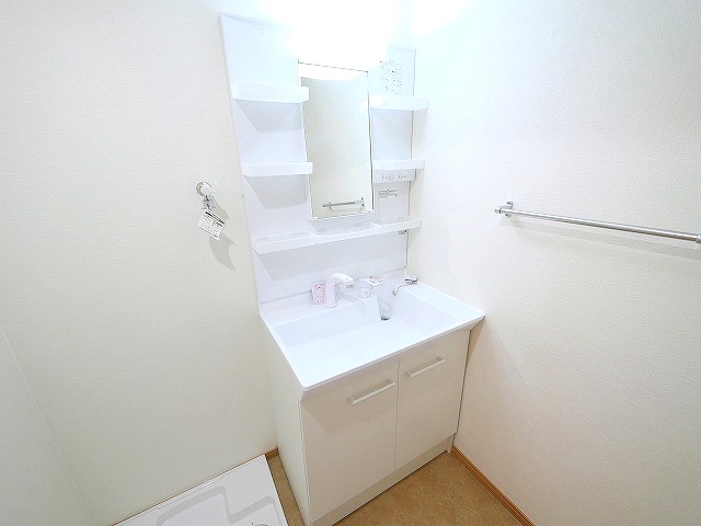 洗面設備　明るい洗面所です