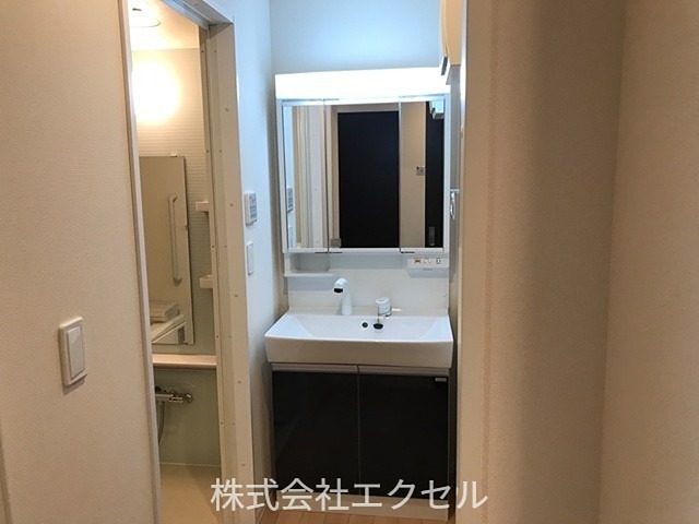 洗面設備　忙しい朝に嬉しい独立洗面台です。