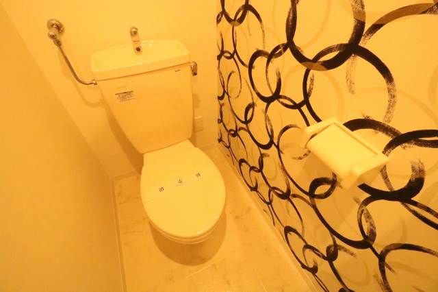 トイレ　オシャレなアクセントクロス♪