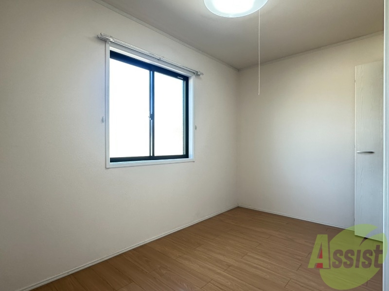 その他部屋・スペース　４．５帖の寝室です。光が入るので明るいです。