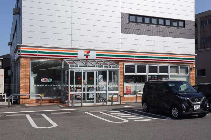 コンビニ　セブンイレブン（コンビニ）まで1112m