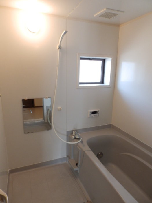 バス・シャワールーム　追い焚き機能、子窓付