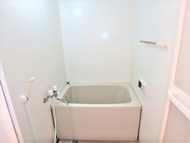 バス・シャワールーム　自動湯張り、追い焚き機能付きですので、いつでも温かいお風呂に