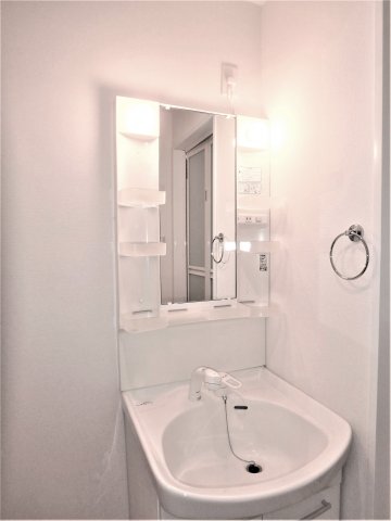 洗面設備　収納ポケットがありますので、朝の支度に必要な日用品等もばっち