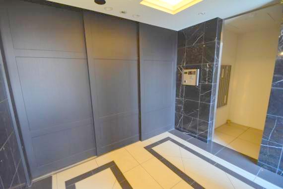 エントランス　オシャレなエントランスは安心のオートロック付きです。