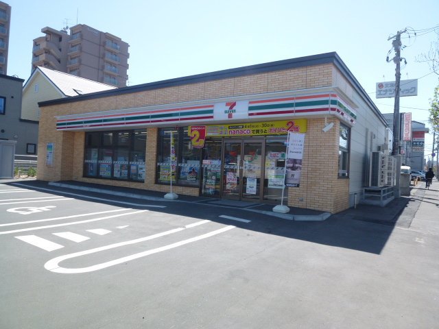 コンビニ　セブンイレブン（コンビニ）まで550m