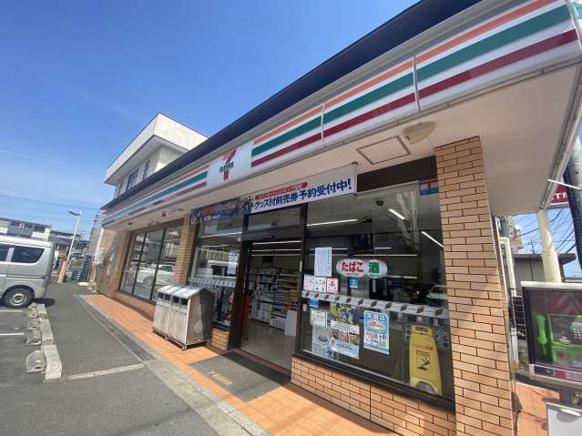 コンビニ　セブンイレブン（コンビニ）まで318m