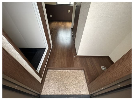 玄関　統一感のある室内内装です。