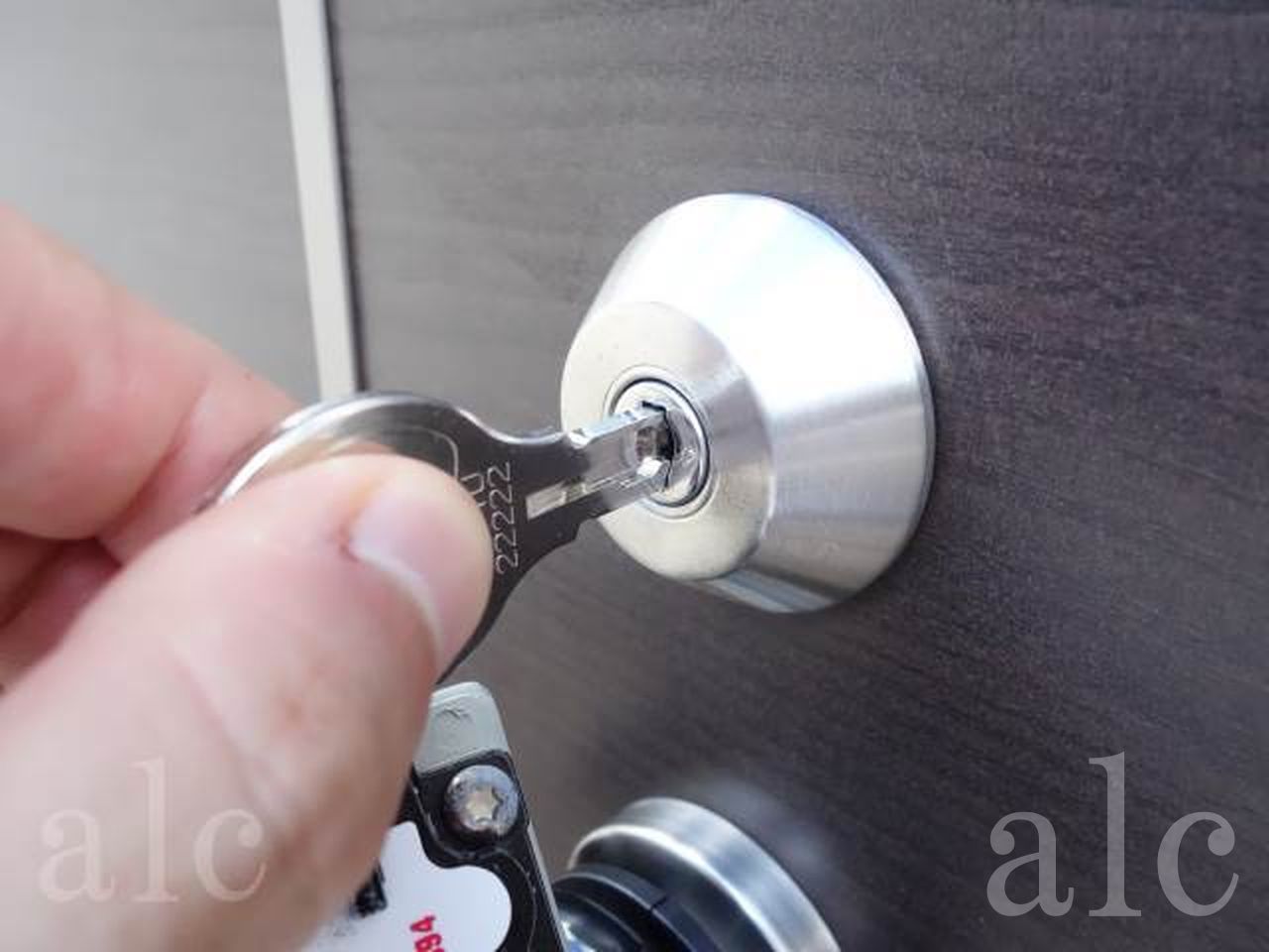 セキュリティ　カギ穴の複雑なディンプルキー　ピッキングの被害を未然に防ぎま