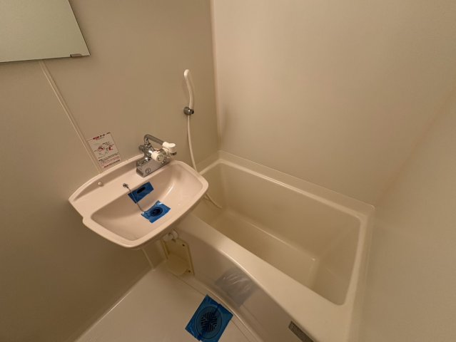 バス・シャワールーム　同物件別部屋写真