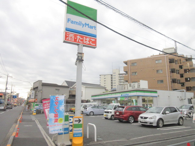 コンビニ　ファミリーマート足立青井店（コンビニ）まで668m