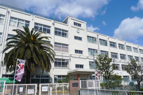 小学校　高槻市立芝生小学校（小学校）まで517m