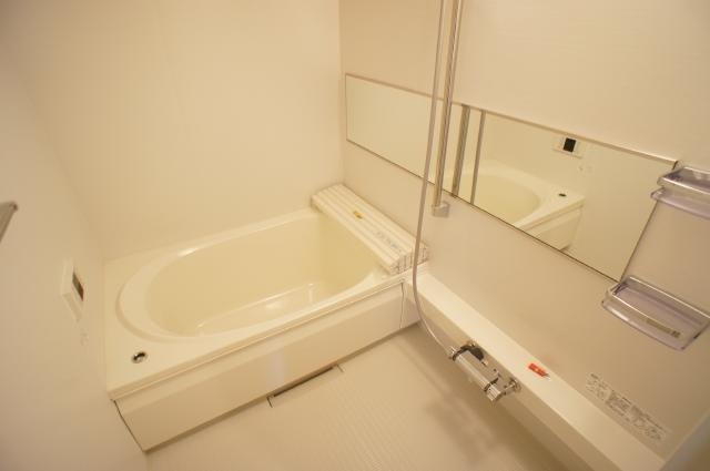 バス・シャワールーム　追焚機能と浴室乾燥機付きの快適なバスルームです