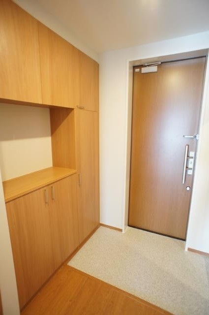 玄関　玄関には下駄箱があるのでスッキリとした空間を保てます
