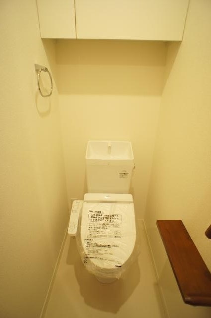 トイレ　洗浄・暖房便座付きのトイレです