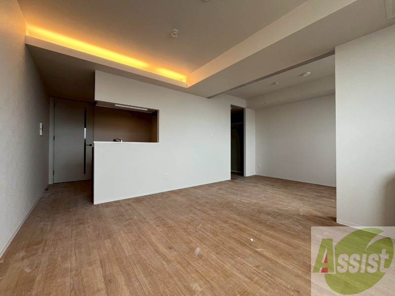 居室・リビング　木目のフローリングは落ち着きのある印象のお部屋になりますね。