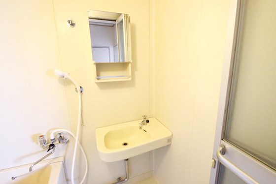 洗面設備　※別号室の写真です。