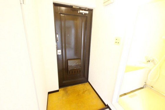 玄関　※別号室の写真です。