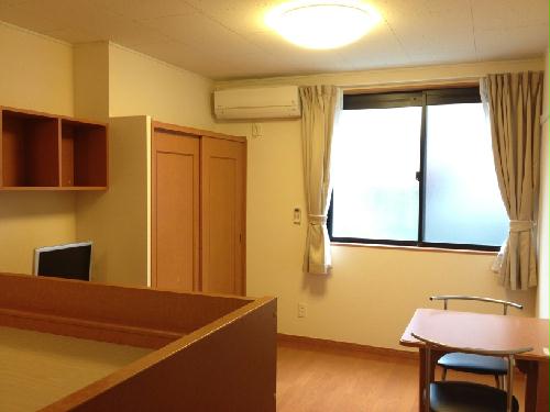 居室・リビング　ナチュラルな木目と白を基調とした室内