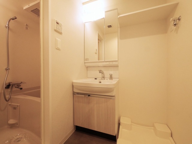 洗面設備　独立洗面台、小物を置くことができて便利です