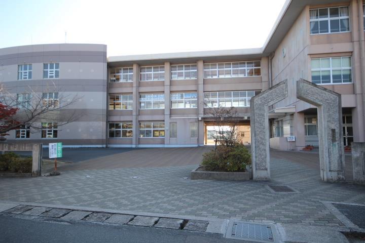 中学校　中津市立中津中学校（中学校）まで2038m