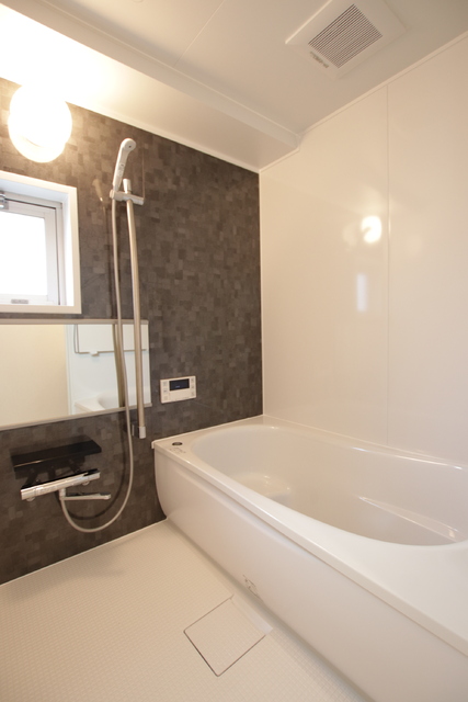 バス・シャワールーム　窓付きのバスです☆