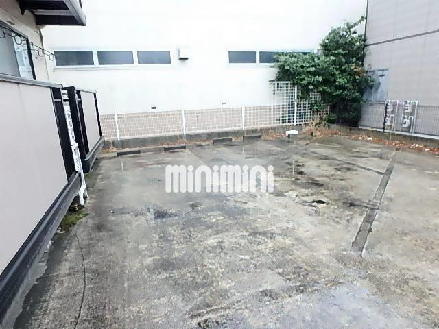 駐車場　敷地内に駐車場がございます。