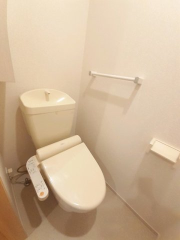 トイレ　嬉しい温水洗浄便座付きです♪
