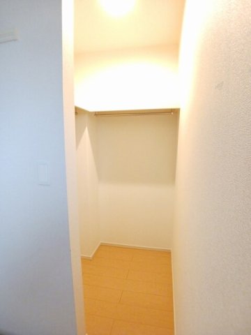 収納　ウォークインクローゼットなので収納豊富です☆