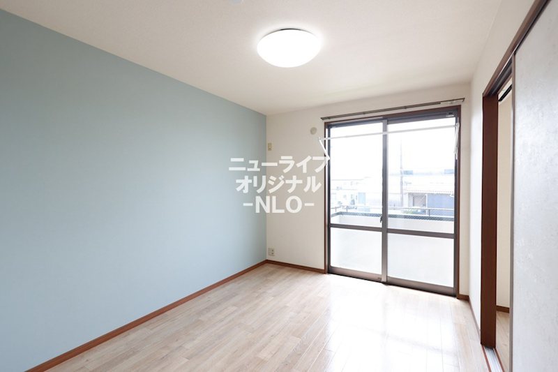 その他部屋・スペース　ブルーのアクセントクロスが空間を明るくお洒落に演出します！