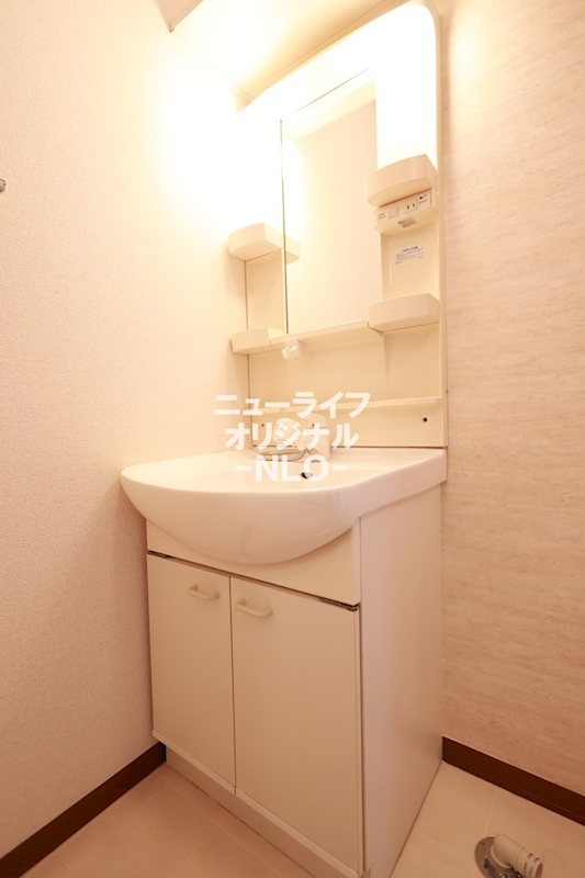 洗面設備　シャワー付き洗面台で忙しい朝でも楽に身支度が出来ます！
